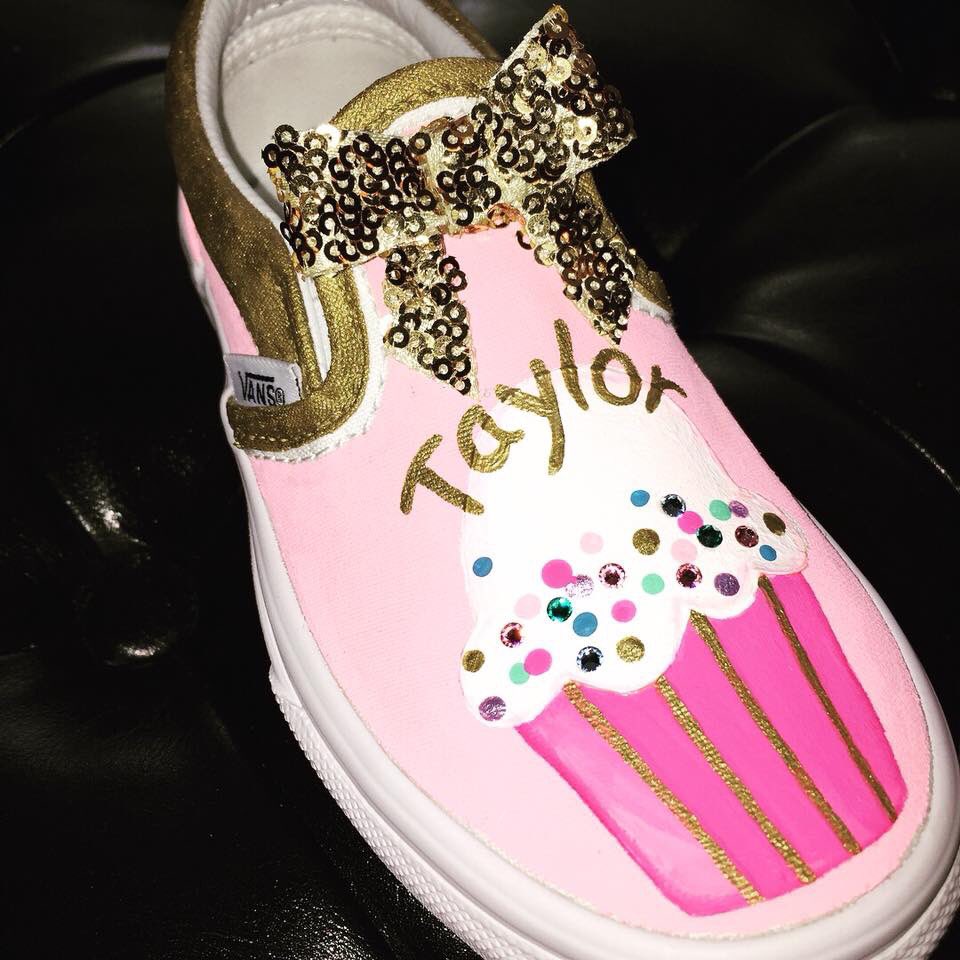 createamoon_'s tweet image. Custom cupcake vans 
Instagram 📸: @ createamoon
#customvans #customkicks #dmv #dmvartist #pastry