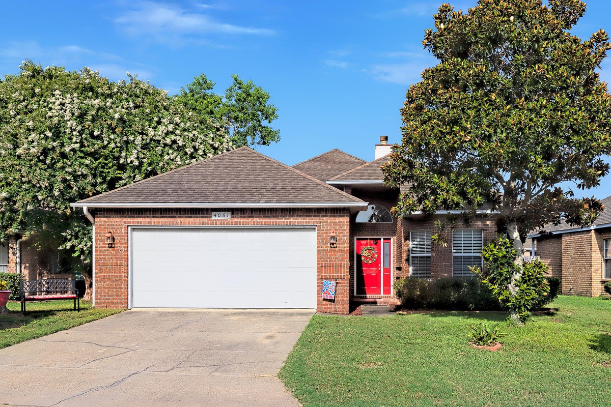 PamB32547's tweet photo. See a virtual tour of my listing on 4061 Longwood Circle #GulfBreeze #FL  #realestate https://t.co/owcMOra9gE https://t.co/ORBbRsJbY9