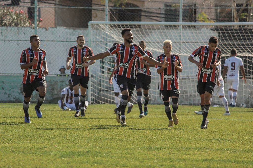 SerraFC1930's tweet photo. FIM DE PAPO!!

Com gols de Marco Antônio e Diego Alves, o Serra vence o clássico contra a Desportiva por 2 a 1 dentro do Robertão, agora é a próxima fase.

📸 Rafael Chaves / Serra FC

#VamoVamoTricolor #SouSerraFC #CopaES2019 #TricolorSerrano https://t.co/I4NtttlbHb