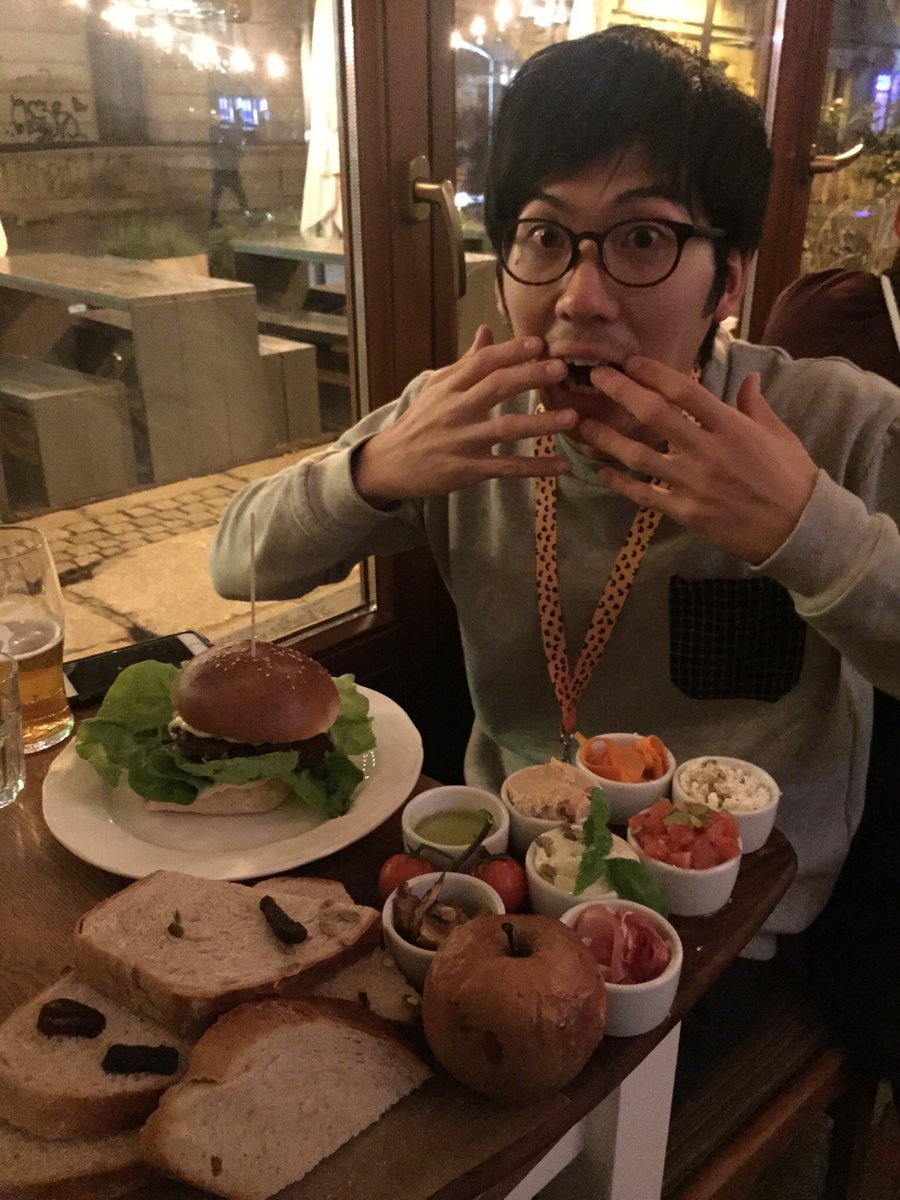 shoshinz_'s tweet photo. くいしんぼうシリーズinポーランド🍀🇵🇱
ケンノスキーはよく食べ、よく飲み、よく仕事してます✨
たまに怪物に喰われます。
#ケンノ��キー
#TheGardener
#Poland
#JFNetwork
#Dziecinada
#stagemanager
#thanks https://t.co/wjxkISUhy8