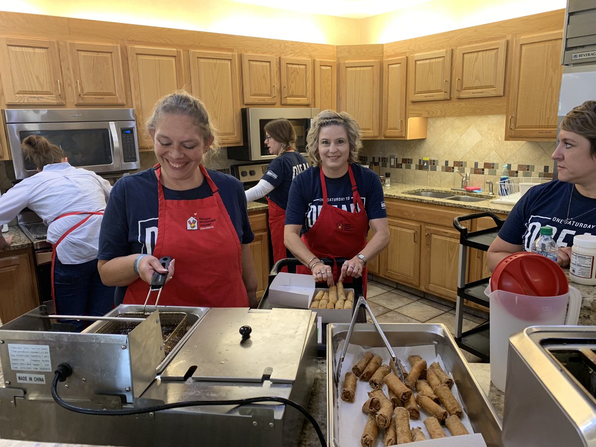 AnthonyReau's tweet photo. Great afternoon serving the folks at the Cleveland Ronald McDonald House with The Angela Caswell Agency.  Great job leading @AmFamAngCaswell https://t.co/foTWFH1dWa
