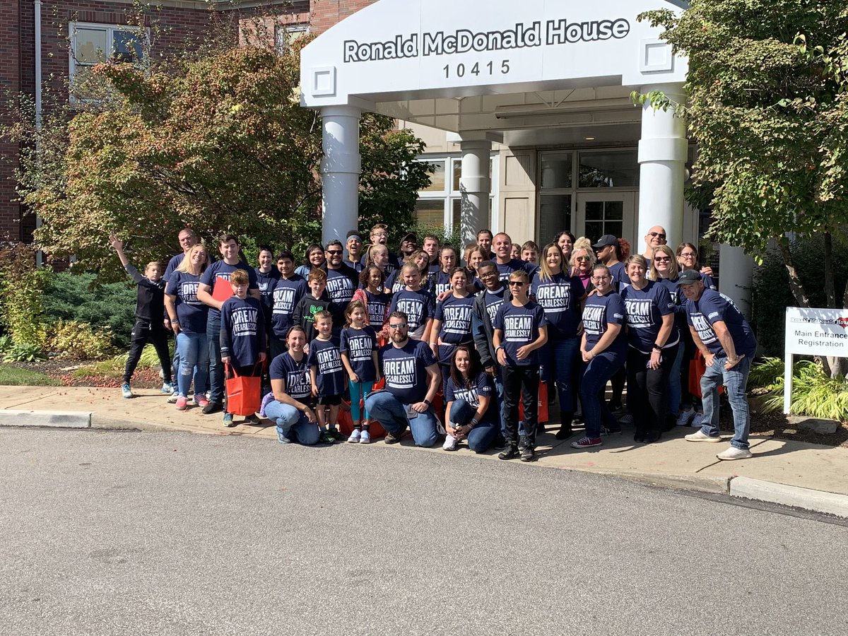 AnthonyReau's tweet photo. Great afternoon serving the folks at the Cleveland Ronald McDonald House with The Angela Caswell Agency.  Great job leading @AmFamAngCaswell https://t.co/foTWFH1dWa