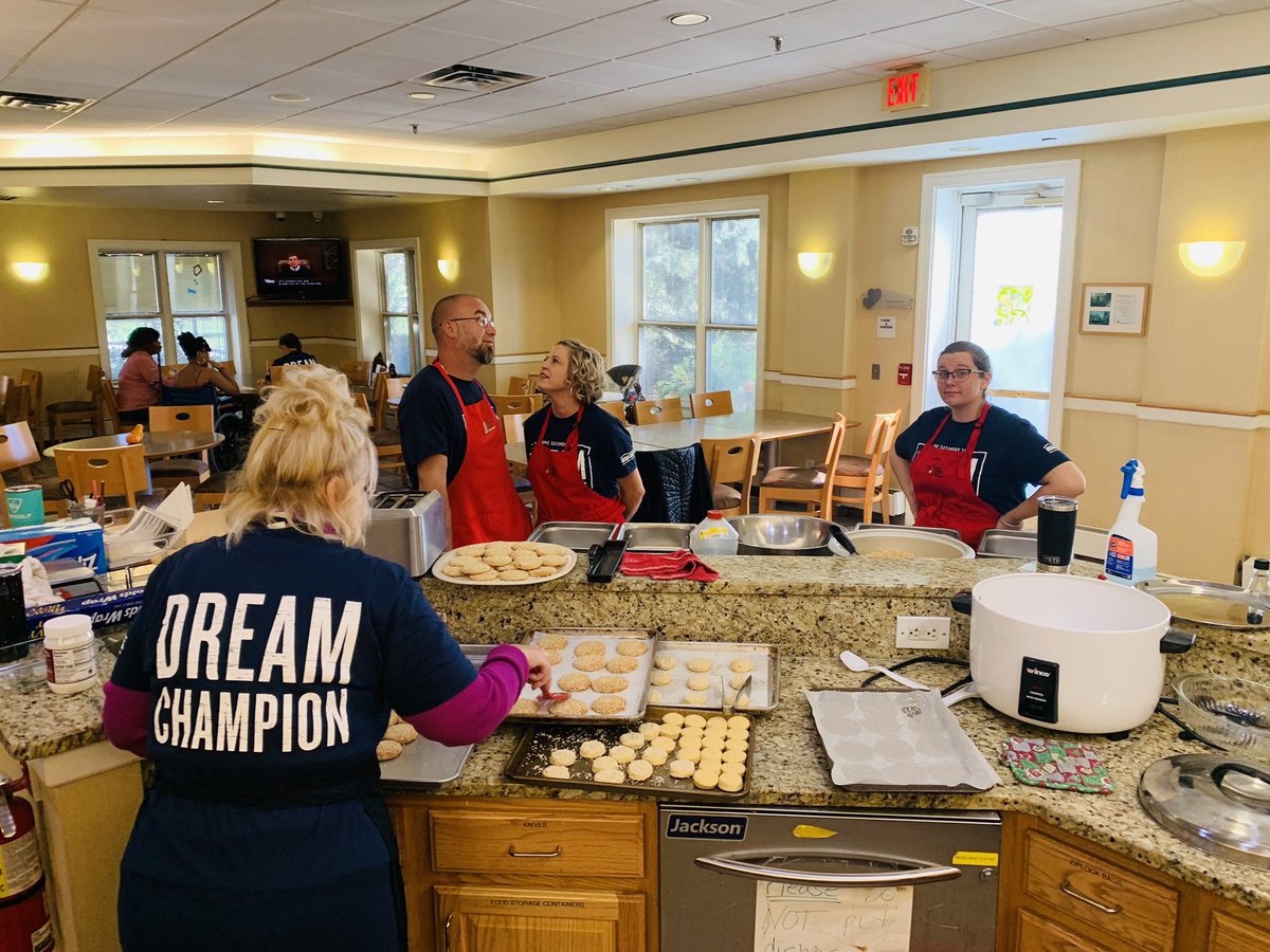 AnthonyReau's tweet photo. Great afternoon serving the folks at the Cleveland Ronald McDonald House with The Angela Caswell Agency.  Great job leading @AmFamAngCaswell https://t.co/foTWFH1dWa