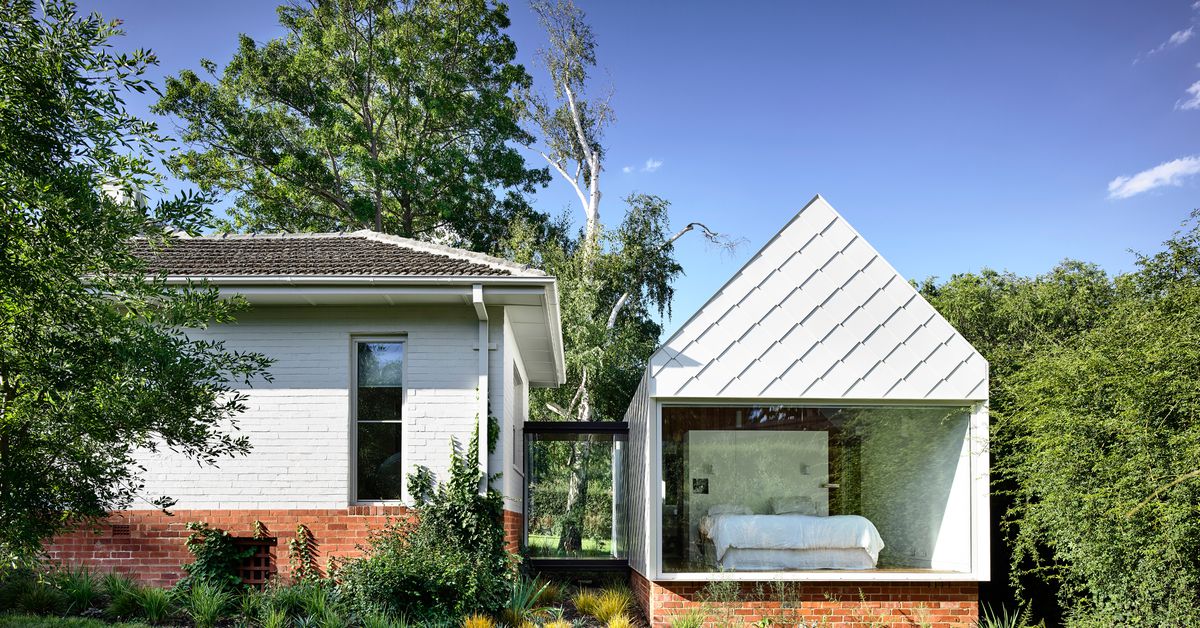 OJennings_Build's tweet photo. Renovating a home doesn’t always mean demolishing it. In the case of this cozy cottage in Canberra, Australia, updating was all about smart and subtle expansion. https://t.co/TTiENv4hPl https://t.co/BB8bmSXDsI