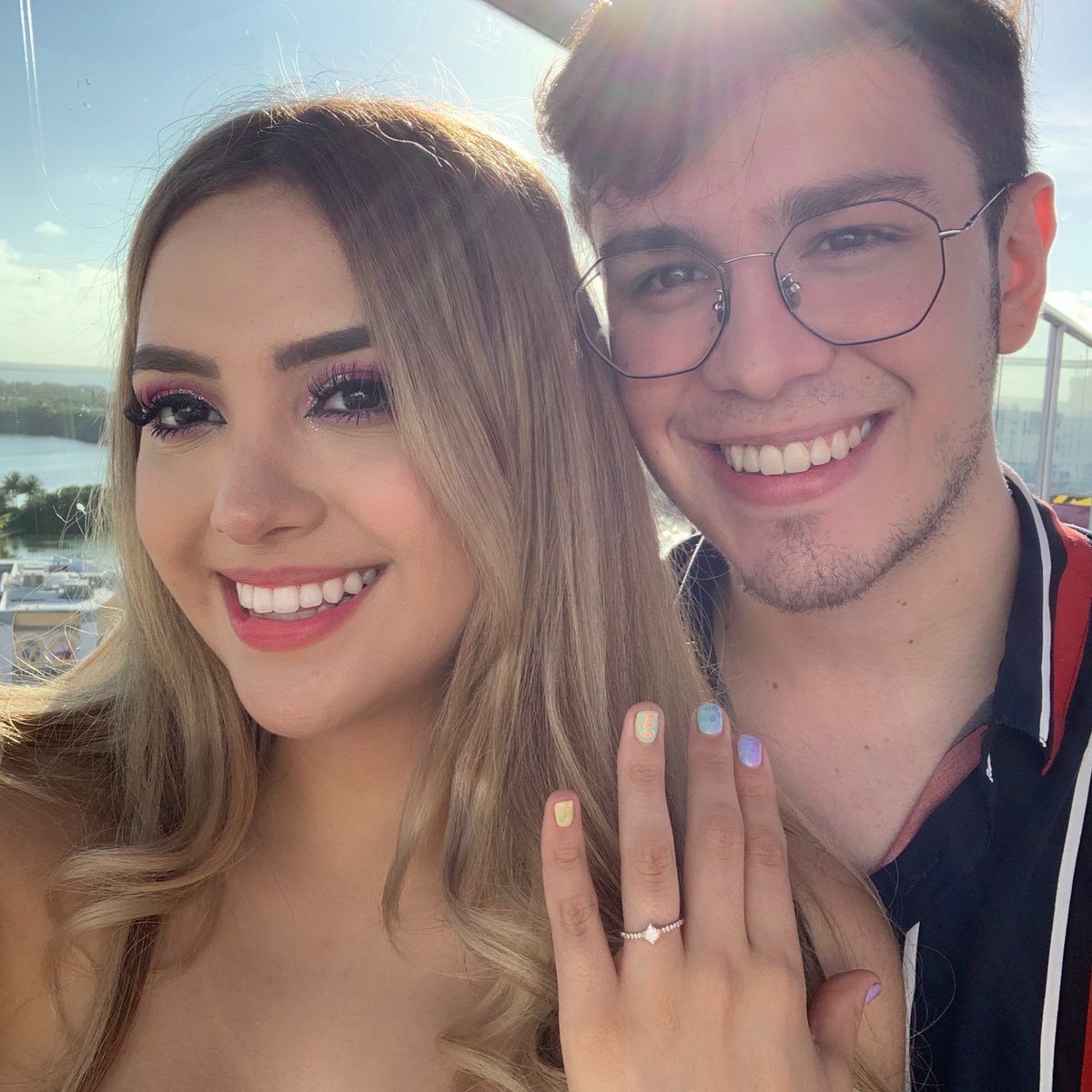 Hoy se nos casan <a href="/JuanSGuarnizo/">ElJuaniquilador 💪</a> y <a href="/arigameplays/">ARI 🍓✨</a> y desgraciadamente no podré asistir a la #BodaSebari 
Les deseo salud, y mucho sexo.
Y obvio también paciencia y sexo, comprensión y sexo, respeto y sobre todo... AMOR... y sexo.
Felicidades a los dos, los quiero, culeros.