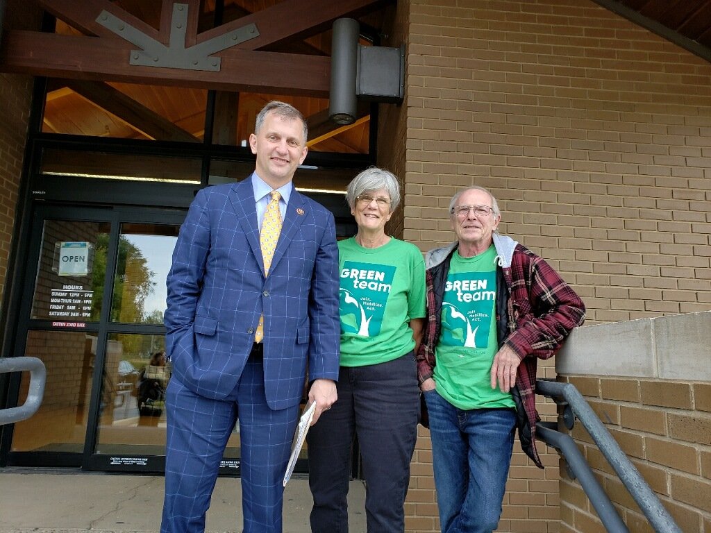 GreenTeam_IL's tweet photo. We have a pretty good advance team here at #GreenTeamIL, and while we promise we'll save our questions for inside, we can't promise we won't greet you walking into each of your six town halls, @RepCasten. Thanks for all the time spent on climate change today! https://t.co/WXZEscyj5F