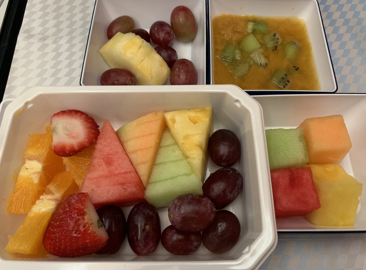 yoheimdphd's tweet photo. 今回のわたくしの機内食はこんな感じでした。
日本は秋なのですね、今回はぶどうがとても多い印象でした。
猛烈にに光老化刺激を受けてしまったので、これから修復と再生に努めます。
#美容 #フルーツ #光老化 #anti-aging #near-infrared #photoaging #antiphotoaging https://t.co/Erp1WnLP2z