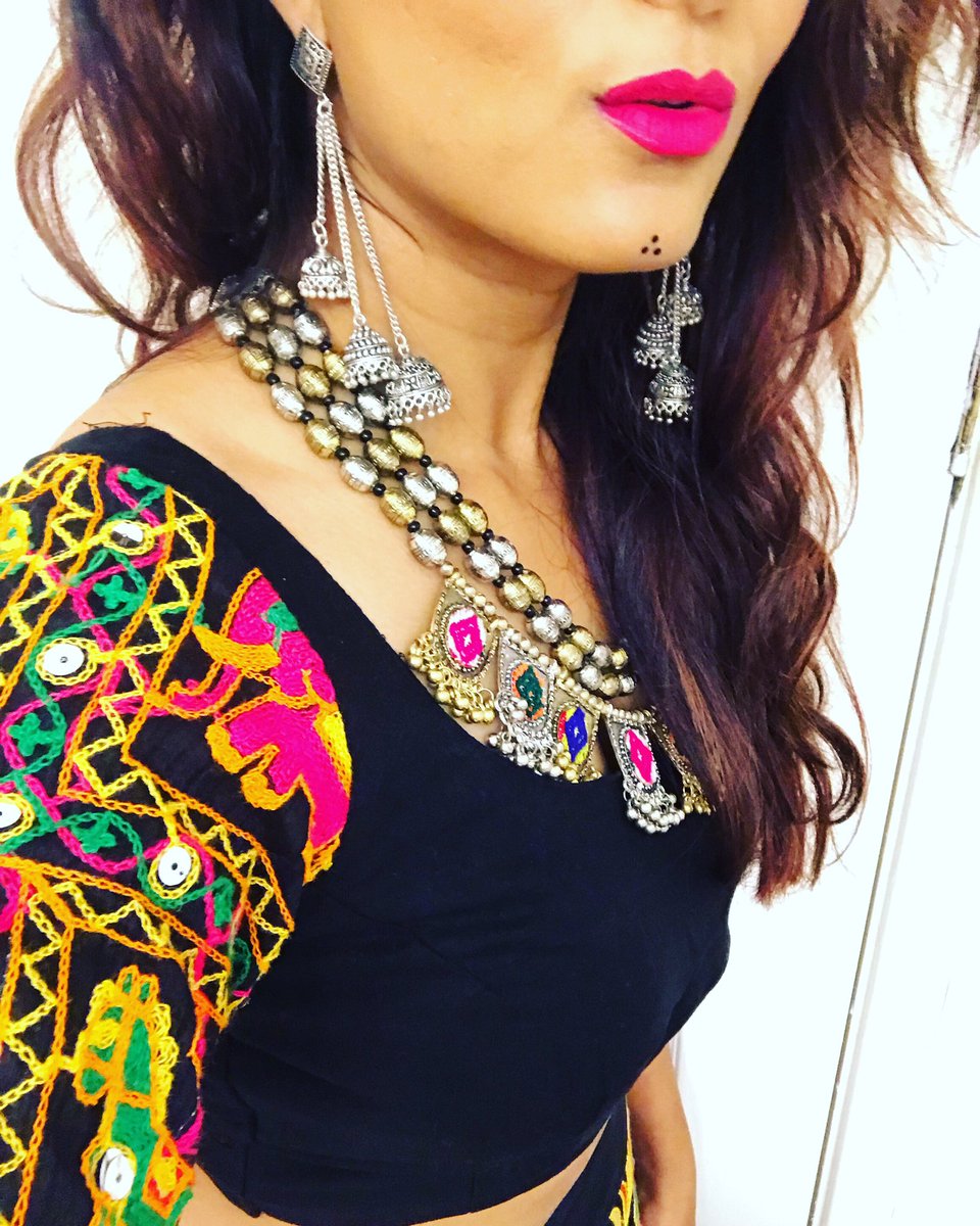 SaumyaProjects's tweet photo. 7th day of Navratri. Time to hit the dance floor #Gamthi https://t.co/6jwKELyJD2