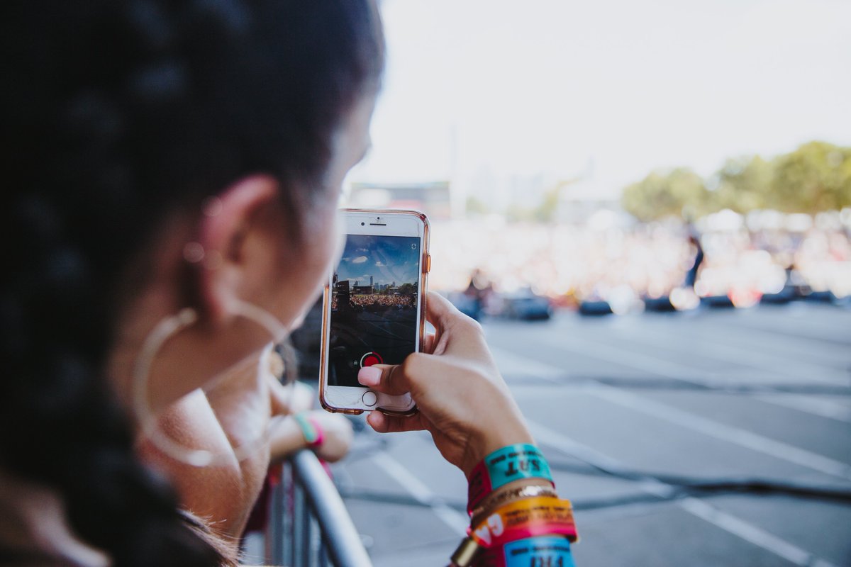 TMobile's tweet photo. There are no limits to our 💖 of #ACLFest 🤩 

From the Austin streets to wherever you rock 🤘 we're bringing you even more of the music you love on our network that now goes farther than ever before. #ACLWithUs https://t.co/CFhjGFAkMS
