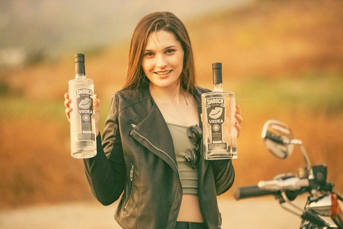 SmoochBeverages's tweet photo. Ready for the weekend.... .
.
.
.
.
.
#smoochvodka #6timesdistilled #glutenfree #kosher #drinks #cocktails #hereicome #girls #likevodka #boozyweekend #squareandround #weekendishere https://t.co/2wUbZVpCzK