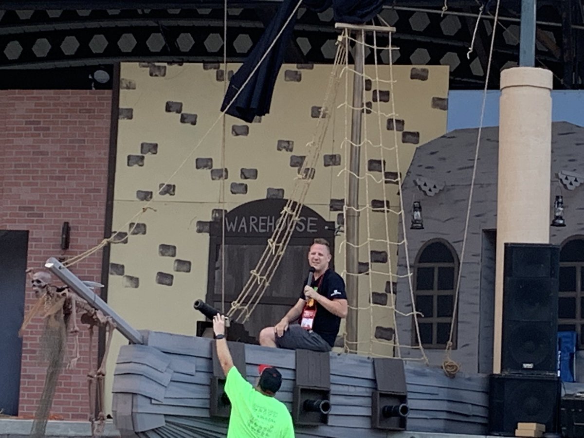 Turrell2's tweet image. @Geocachingvlogs and @Geocachetalk on stage at #goingcaching