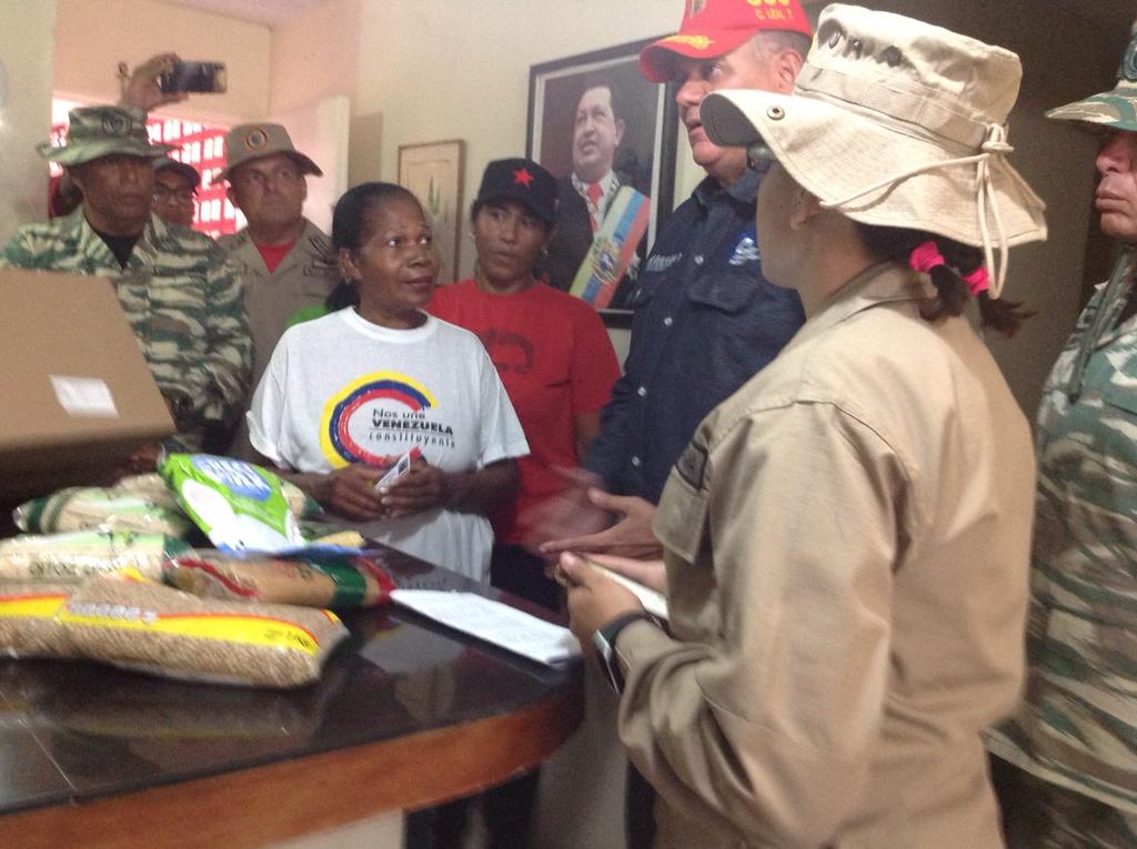 PDVAL_OFICIAL's tweet photo. Desde la #MisiónAlimentaciónTodoPorVenezuela acompañamos a los @ClapOficial y la @MiliciaFANB en la distribución de 8,39 T/M de alimentos subsidiados para beneficiar 2Mil 796 personas de los Urbanismos #GMVV en Distrito Capital. #VenezuelaTerritorioDePaz https://t.co/THesnGbCYp
