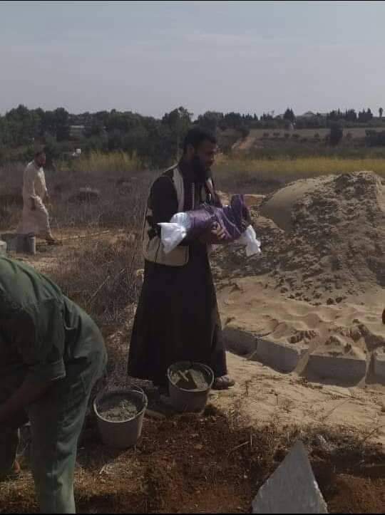 SaddiK_MohameD1's tweet image. Following her mother in heaven, 
Little Amal died as a result of long time torturing/burning by heartless step mother and a careless father !
She also suffered from untreated  asthma,  She was buried by police in #Shahat #Libya