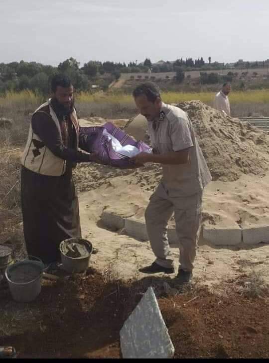 SaddiK_MohameD1's tweet image. Following her mother in heaven, 
Little Amal died as a result of long time torturing/burning by heartless step mother and a careless father !
She also suffered from untreated  asthma,  She was buried by police in #Shahat #Libya