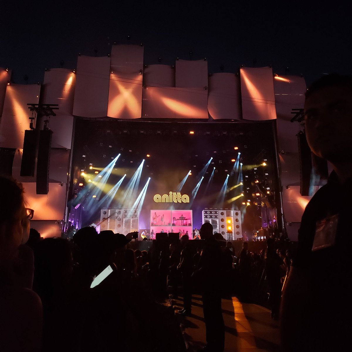 Anitta's tweet photo. "Não custa nada sonhar alto pra caramba." 2013, Anitta. 

2019, Anitta:
 #AnittanoMultishow #AnittanoRockInRio #RockInRio" https://t.co/4XgKnO2M6F