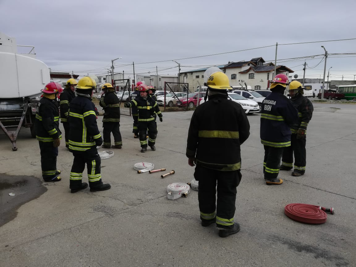 BVRiogrande's tweet photo. En el dia de hoy se desarrolló la capacitación práctica de Protección Contra incendio en el cuartel central, demostrando la camaradería de las Brigadas de Emergencia de las empresas BGH y Digital Fueguina.
Continuando con el Plan de Capacitaciones a Brigadistas 2019. https://t.co/Cviv54YVR5