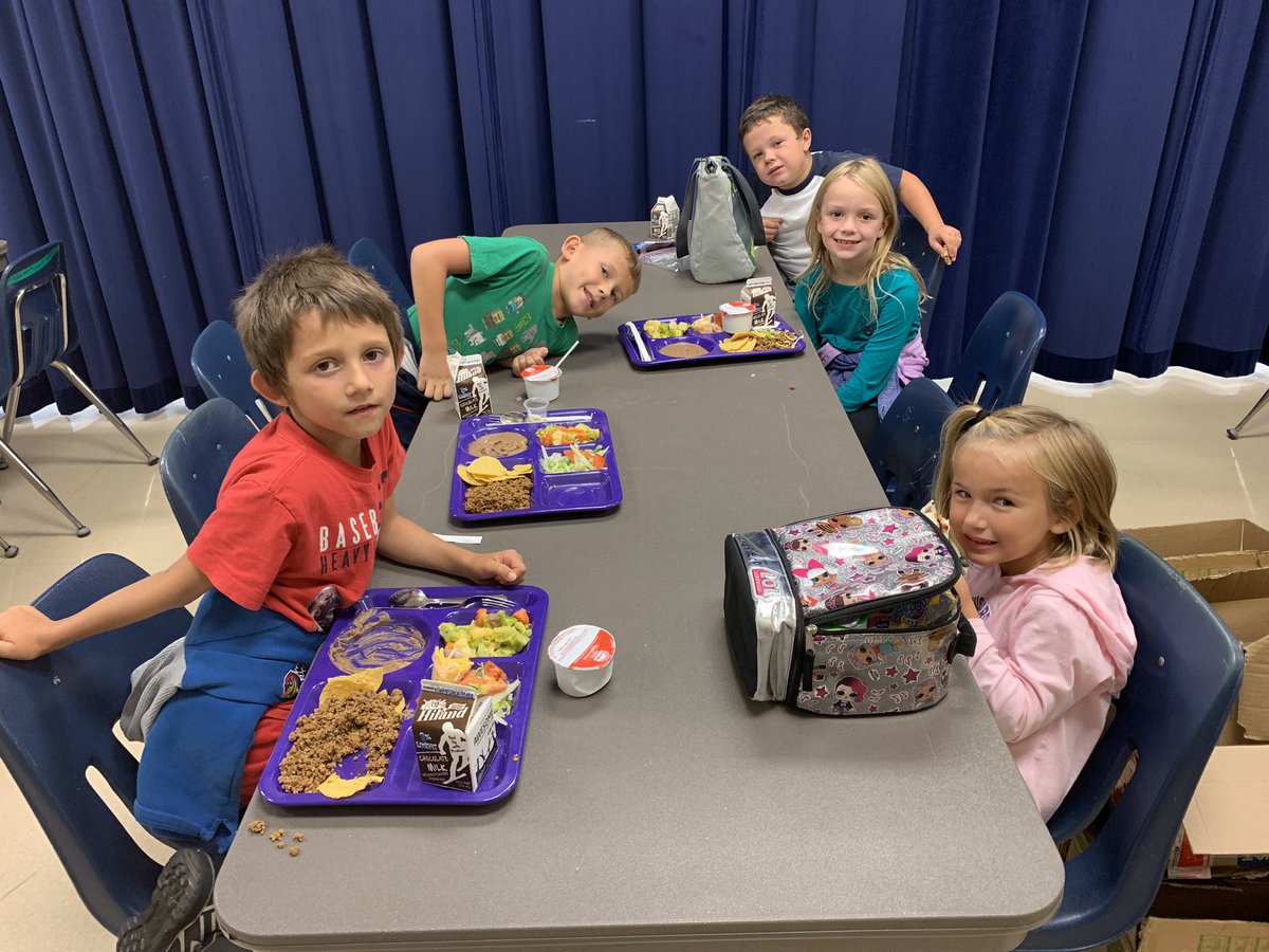 wirebr's tweet image. K-2 Star card winners enjoy lunch and ice cream sundaes #chanutestars