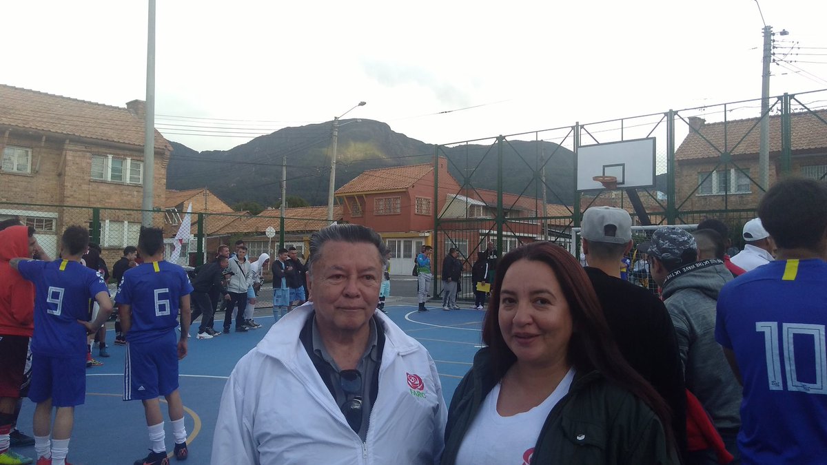 MarchaEnBogota's tweet photo. Entre los deportistas vamos construyendo una nueva ciudad, hoy junto a Noel Arenas #87🌹  desde la localidad de San Cristóbal.

#SofíaConcejalDeLaPaz 🌹#2 https://t.co/fLHkARBqNm