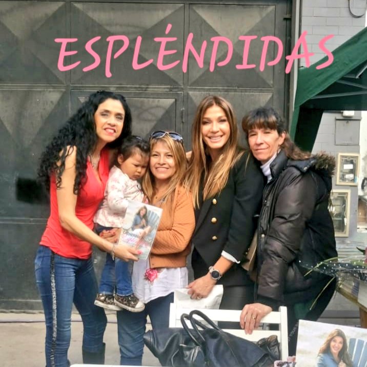 NievaMassaro's tweet photo. @catherine_fulop 
En la presentación de su libro #ESPLENDIDAS en
@leerycomer con
@ladymillonaria #Chathe
@mamiturrita 
#GRACIAS ❤🌹😘 https://t.co/ewe1iaOb3t
