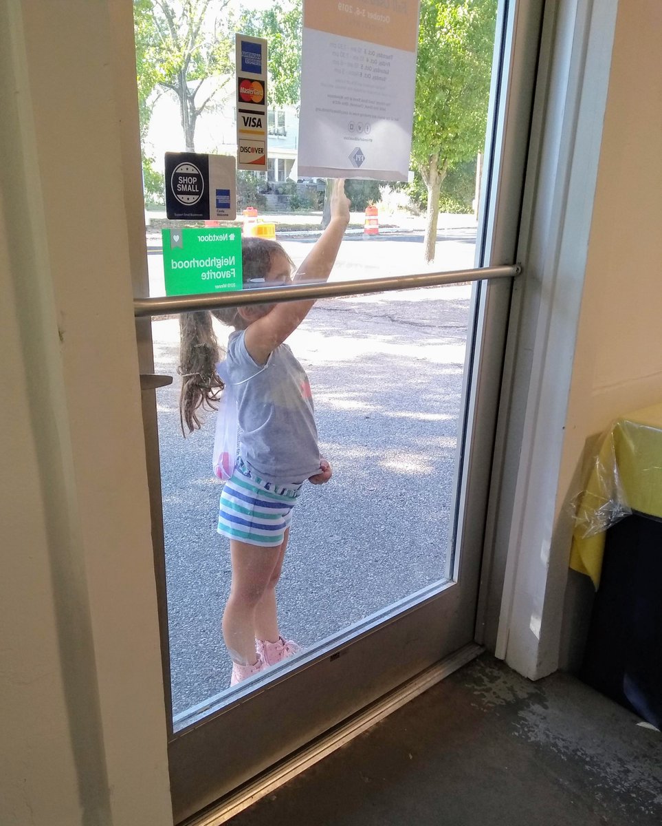 FriendsCincy's tweet image. Today's cutest kid award goes to this sweetheart who was waving to her mom. It's ridiculous how many sweet moments we witness at these events #FriendsFallBookSale #warehousekids #cincylibraryfriends #himom #familytime