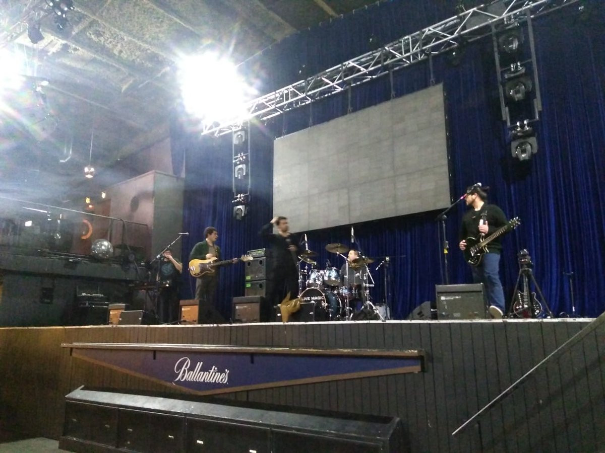 C_QueeneraChile's tweet photo. Ya estamos con la prueba de sonido!! Tu que esperas para ayudar??
Vamos 💪💪💪 #FreddieMercury #FFAD #FFAD2019 @santaclarachile https://t.co/Ro0uGgPOnL