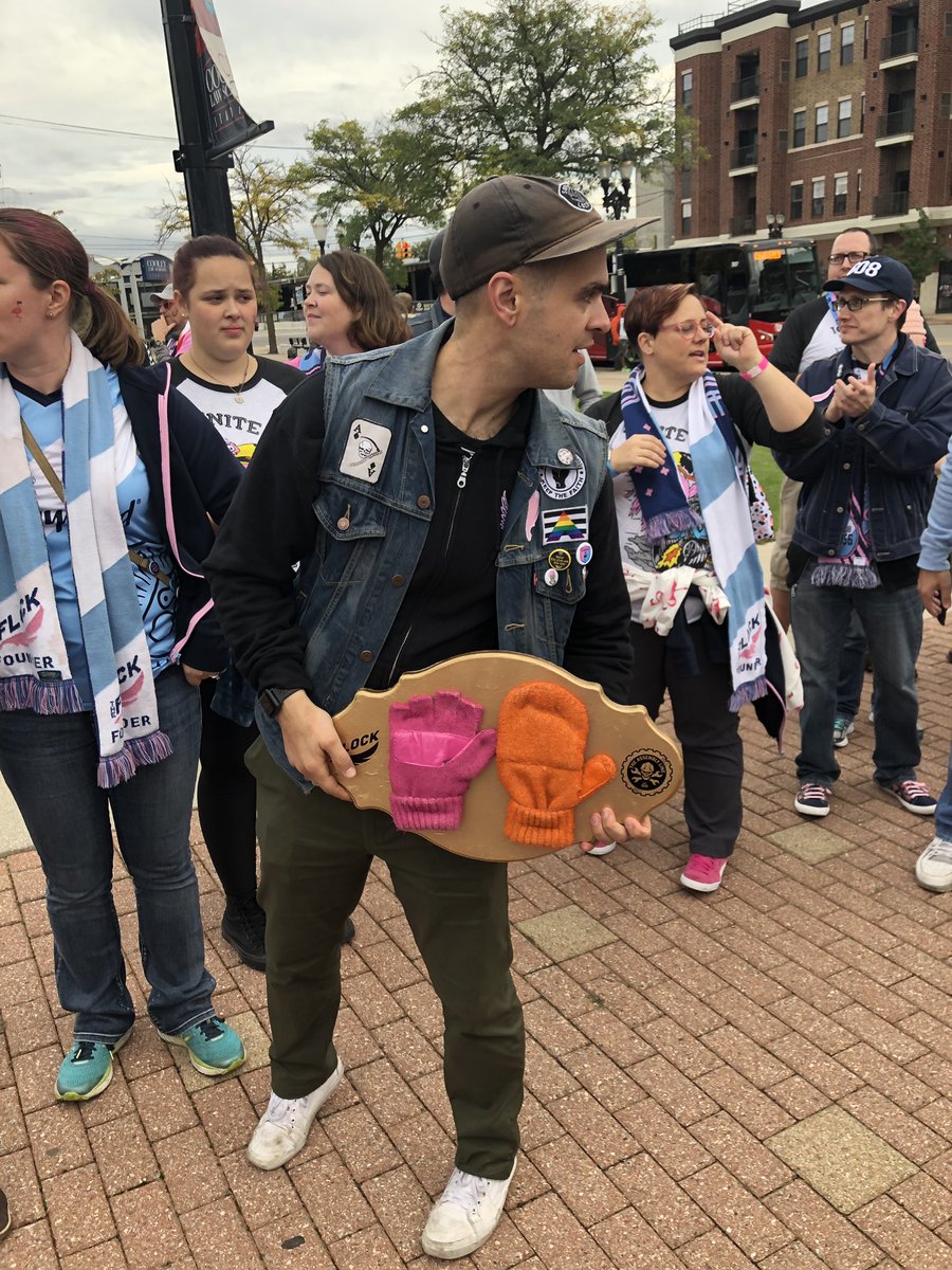 zlaka_84's tweet photo. SO I HAVE ALOT TO POST YET BUT HOLY FLOCKING HELL WE DID IT WE DID IT!!! WE CAME RO LA SKNG WE WON THE HANDY DERBY AND EVEN MORE IMPRTSNT WE GOT 3 POINTS!!! 💪🏻💯💯💪🏻 @ForwardMSNFC @fwdflock
#HandyDerby #FlockOnTour ##Get3Points #WeFlockingDidIt https://t.co/DpW7MLprxD