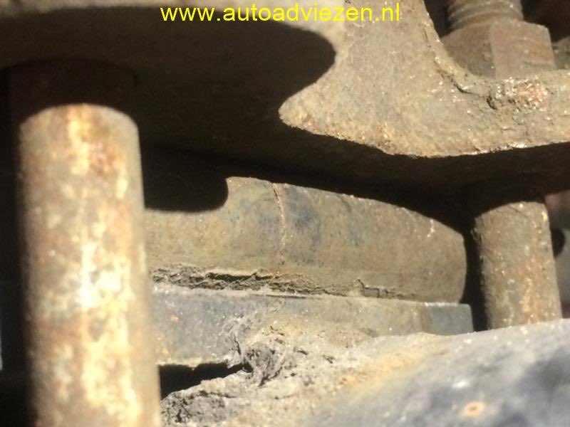 VW Caddy 2013. Breken achter bladveren tussen de veerstroppen. Zeer moeilijk te zien.