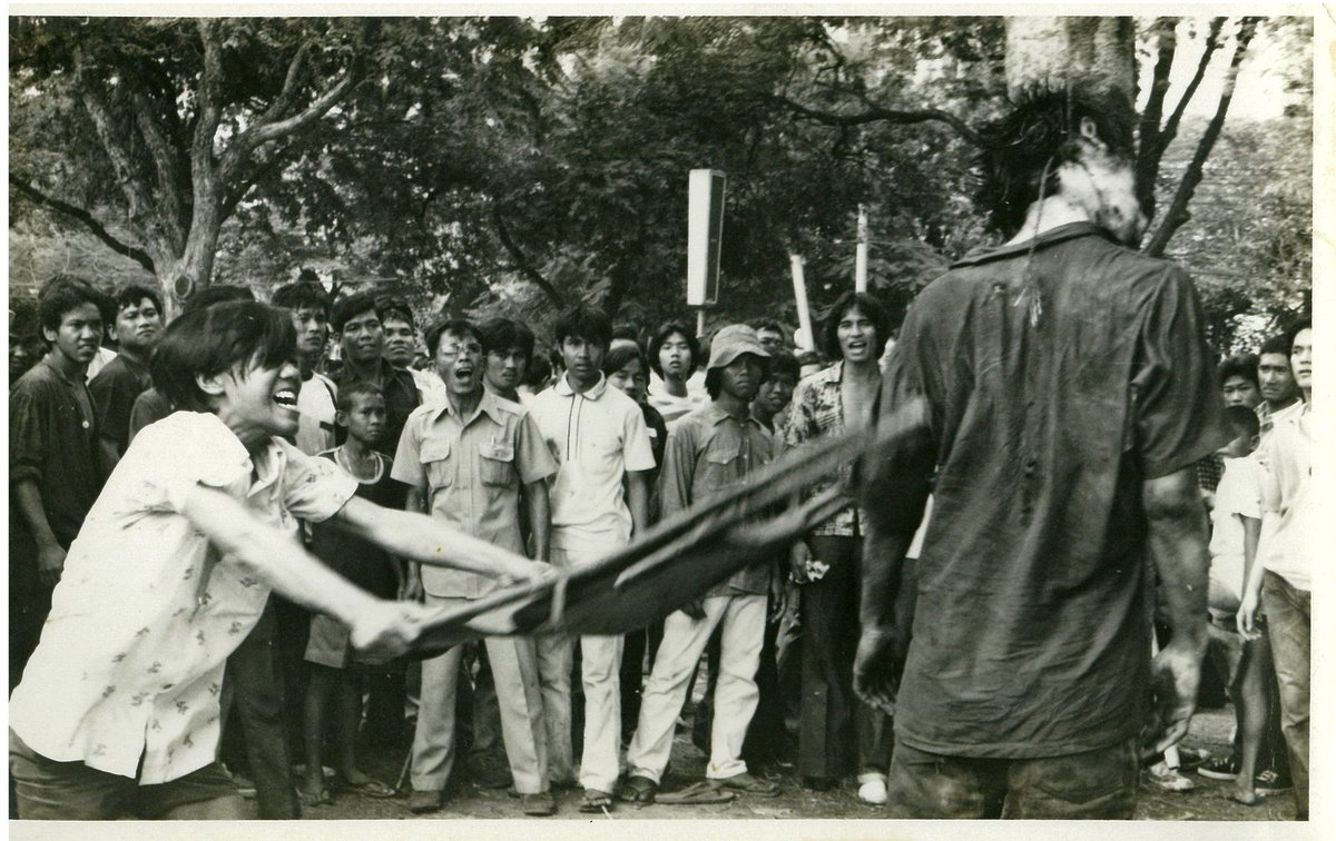 KillerPress's tweet image. อยากสัมภาษณ์คนถือเก้าอี้ฟาดมากเลย ปัจจุบันคงจะ 60 Up #6ตุลา