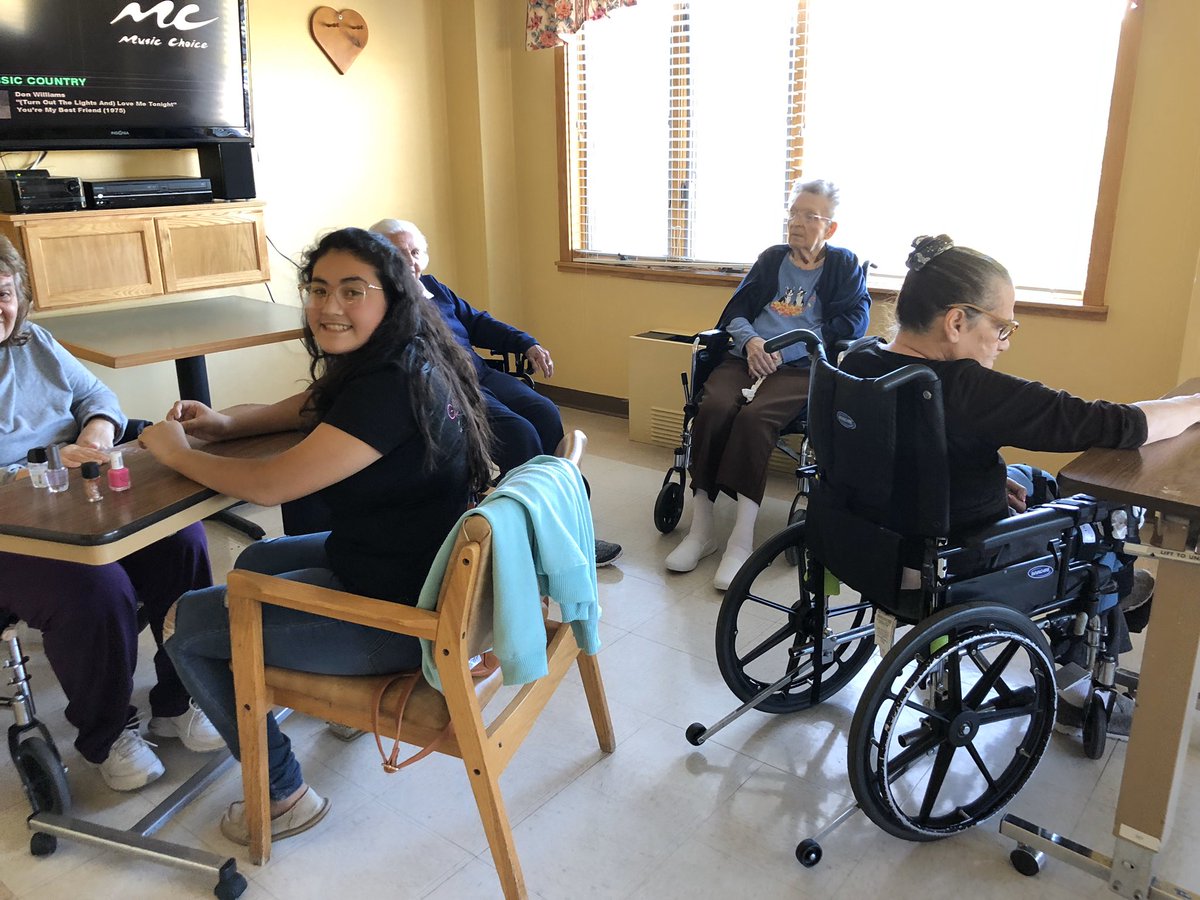 WHGlamourGals's tweet photo. 15 GlamourGals spread Fall Joy today to 32 senior residents at Warren Haven! Way to make ‘em smile At our 🍁 kickoff event girls! @WHRHighSchool @GlamourGals #WHRHSPride https://t.co/wn7NuOCgn6