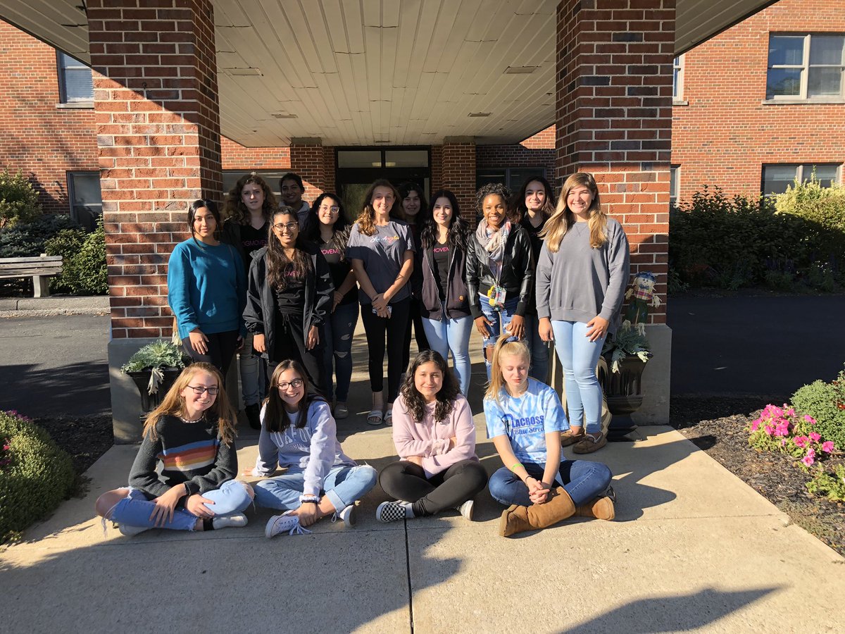 WHGlamourGals's tweet photo. 15 GlamourGals spread Fall Joy today to 32 senior residents at Warren Haven! Way to make ‘em smile At our 🍁 kickoff event girls! @WHRHighSchool @GlamourGals #WHRHSPride https://t.co/wn7NuOCgn6