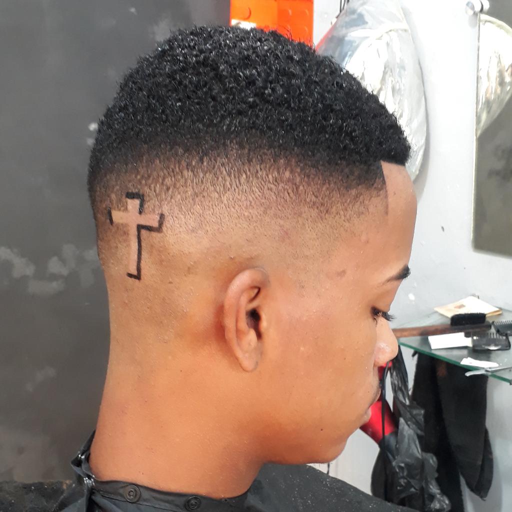 thiago_ducorte's tweet photo. Nunca invista em algo que você não entenda... #barbeiromoderno #barbershop #cortedojaca #pigmentação 💈✂️📏➕ https://t.co/zYTKeEQUjL