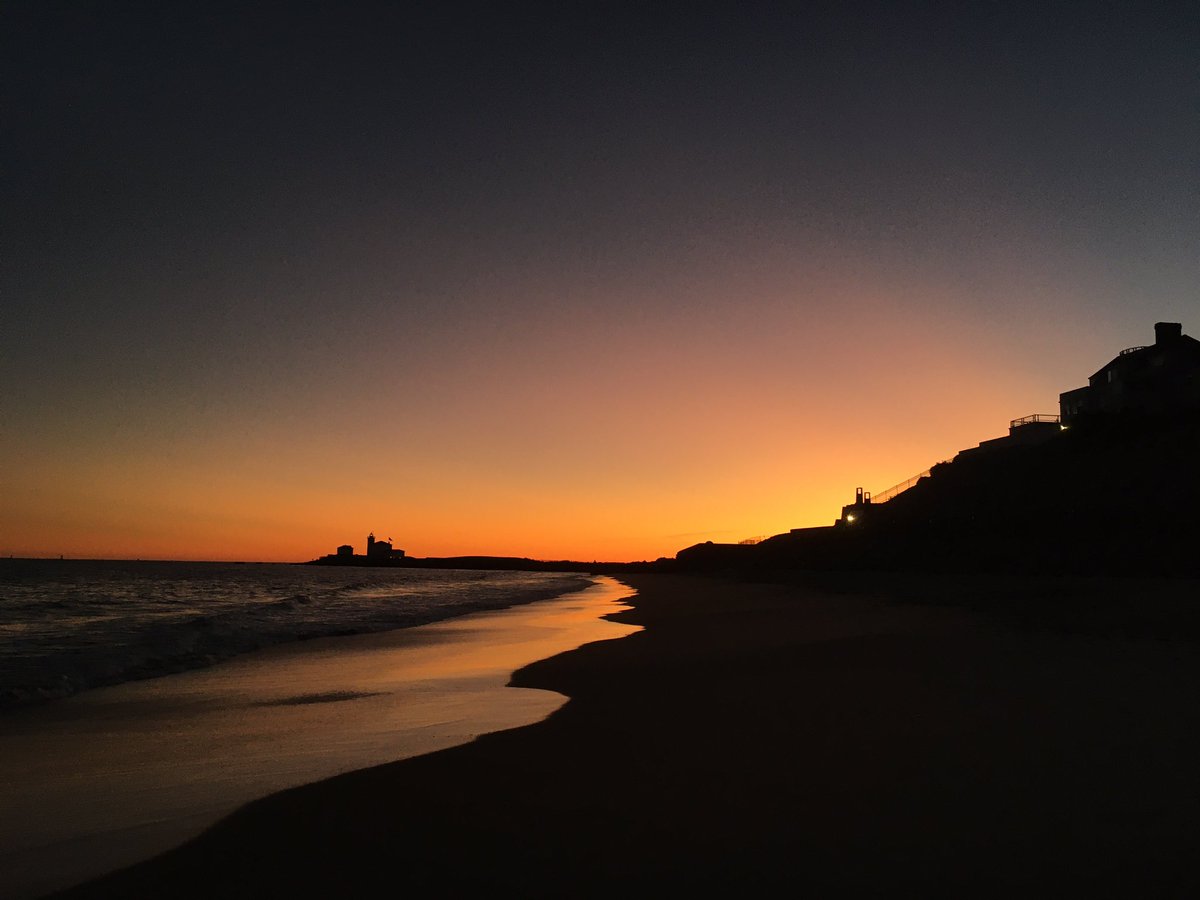 TheSethRinehart's tweet photo. Just watching the most beautiful sunset ever, on the beach, with T Swift’s RI place in the background... Not the worst weekend ever 🤷🏽‍♂️ https://t.co/IEGynjNNmD