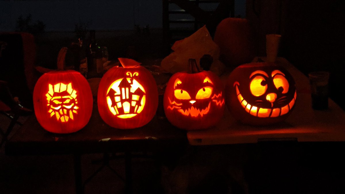 JrHollyweird's tweet photo. First pumpkin carving of the Halloween season! Had to give homage to my favorite game of the year @PlayApex #ApexLegends #Caustic #AnotherTestSubject https://t.co/o9rYiMQrCi