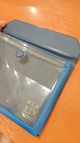 u_n_i_o_n_'s tweet photo. コンパクトに持ち運べて便利なノートとフラットケースが入荷!
半分のサイズに折って持ち運ぶリングノート「#COMPACK NOTE (#コンパックノート)」、マチはあるけどかさばらないバッグインバッグ「#FLATTY(#フラッティ)」。サイズ・色もさまざま。ぜひ店頭でご覧ください。
#キングジム
#下関市 #文具店 https://t.co/uMhry83635