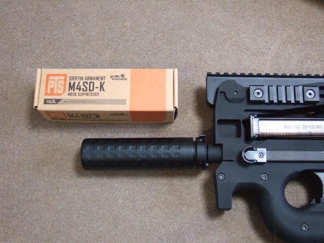 P90 ブラック マガジン3本付き サプレッサー装備 P90 ブラック マガジン3本付き サプレッサー装備 Airsoft
