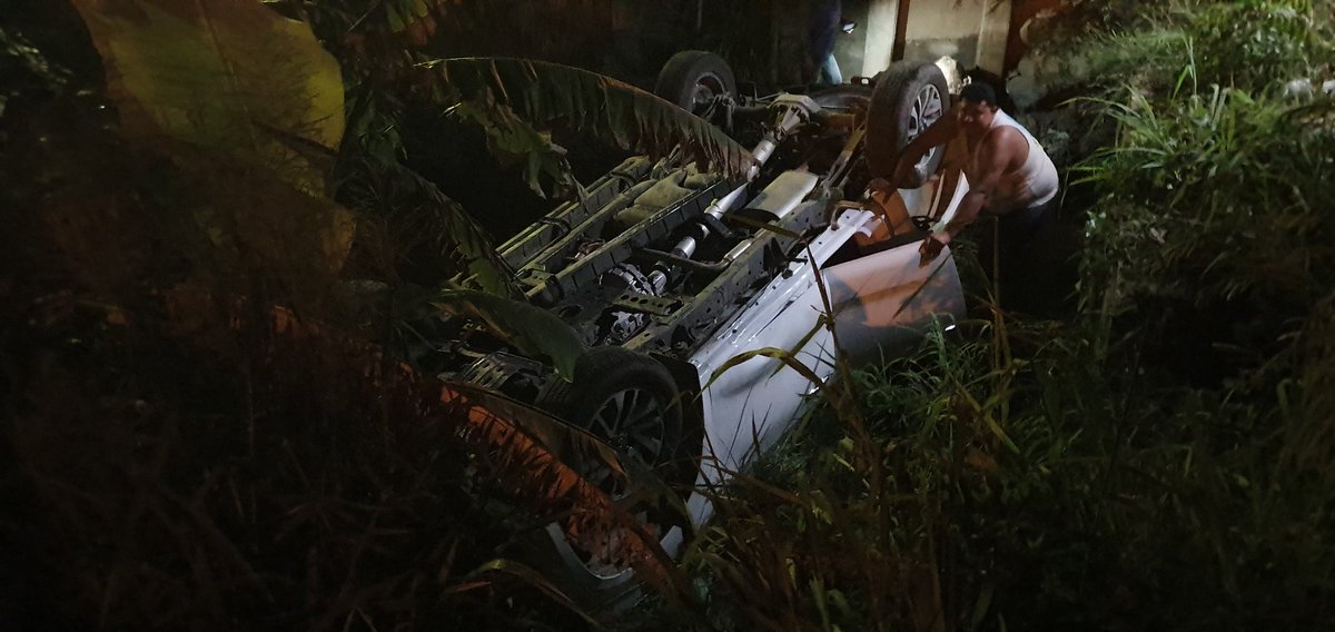 ClaroHable's tweet image. #RHC| Vehículo color blanco Nissan Frontier se da vuelta en la calle principal de Brick Bay.

Saliendo sin niún golpe el conductor del vehículo.

Roatán Islas de la Bahía.