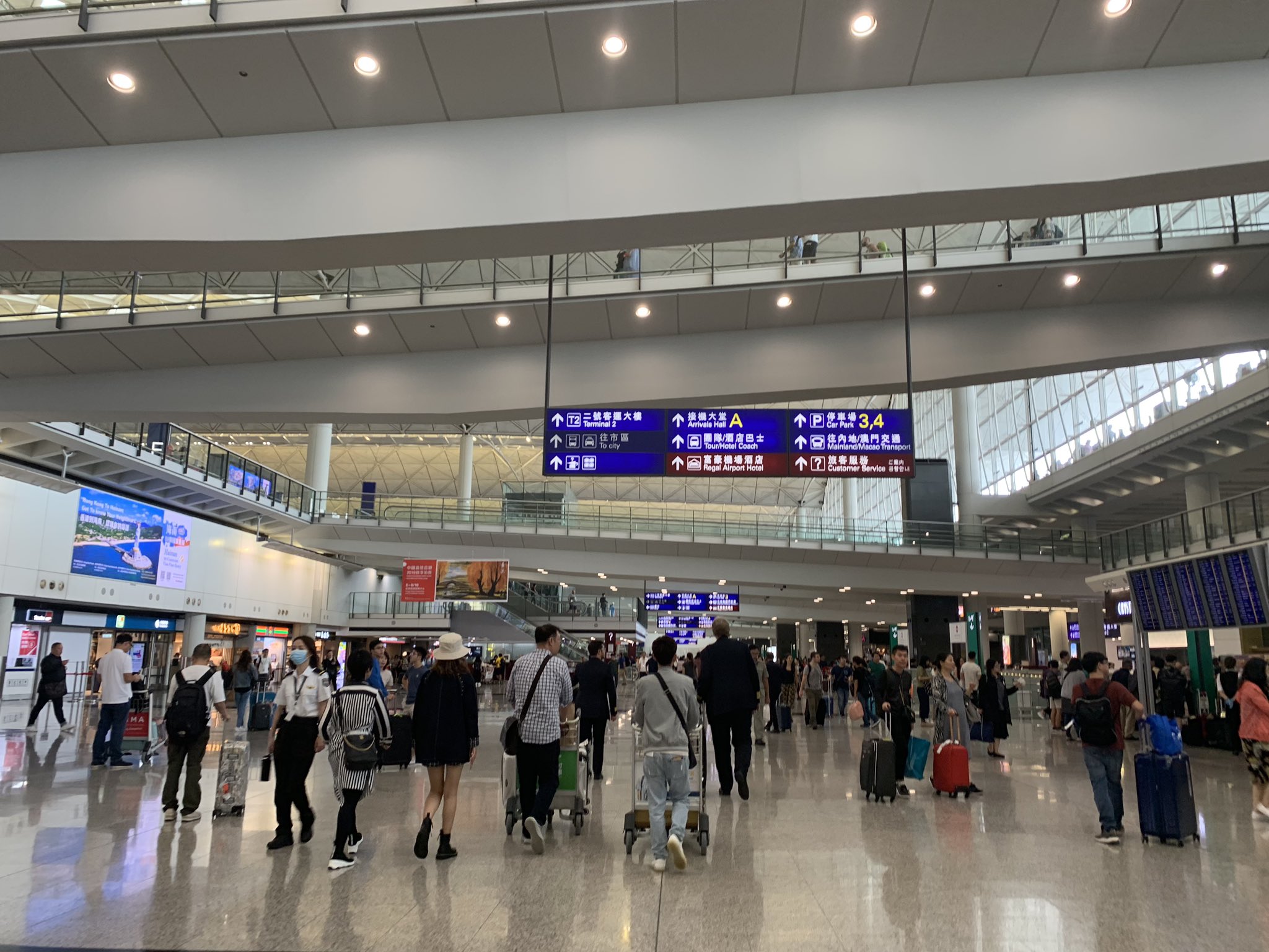Aya 友人のお見送りで香港空港に行ってきました 行きはエアポートエクスプレス 帰りはバスを利用 お昼12時すぎでしたが空港には観光客らしき人が結構多く到着 バスも普通に走っています 香港空港 T Co Vljqjlp6hq Twitter