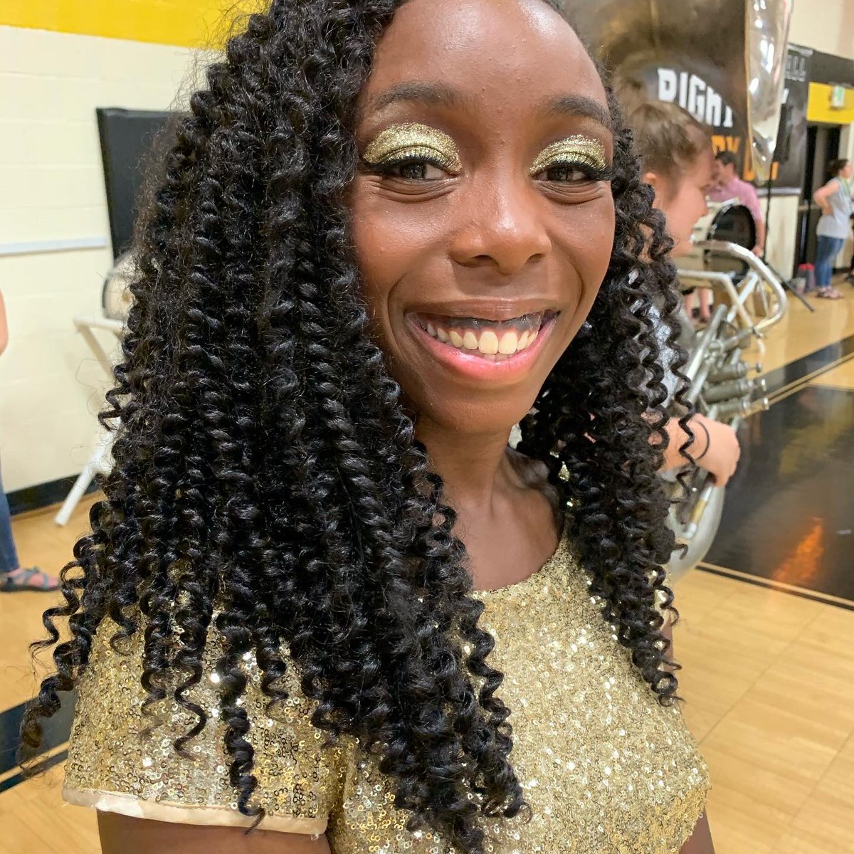 VMHS_Band's tweet photo. When you are on homecoming court and rush back from being announced so you can play with the band. What an amazing group of students! #vincentstrong https://t.co/ObP2Uh9WQK