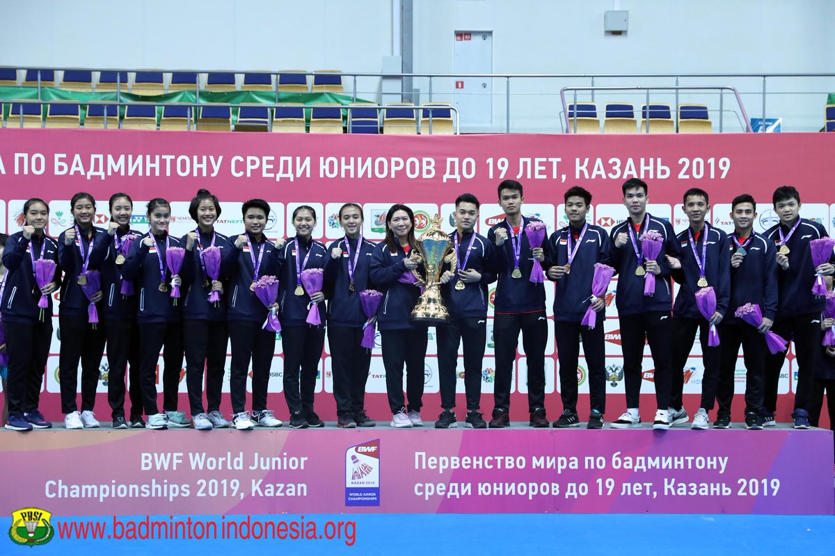 INABadminton's tweet photo. Solid dan kompak! Pemain, pelatih dan ofisial. #WJC2019 https://t.co/XkC2MA5TDP