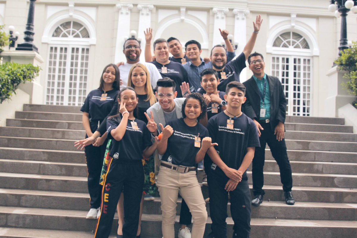 FabrizioMena_'s tweet image. Nos visitaron en CAPRES los niños de @FUSALMO_Oficial que han sido seleccionados para ir al #FirstGlobalChallenge, una competencia de robótica a nivel mundial que se realizará en Dubai este mes, nos mostraron el prototipo que presentarán en la competencia.