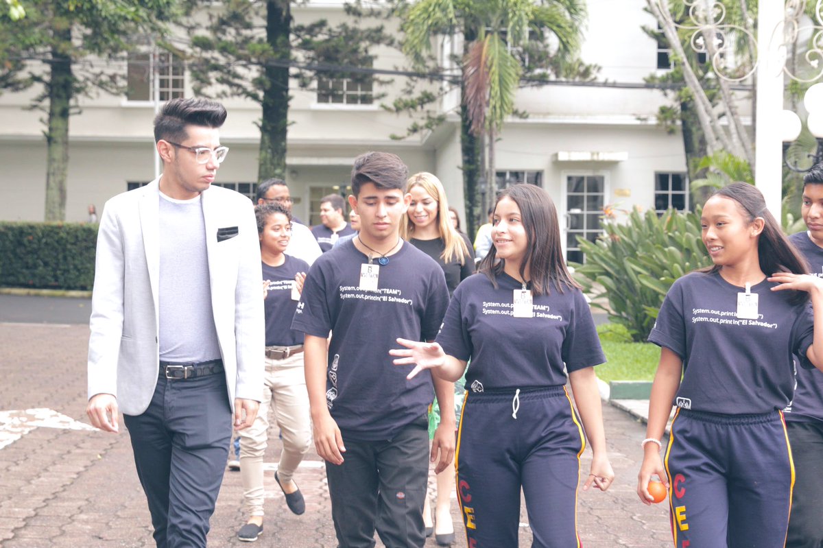 FabrizioMena_'s tweet image. Nos visitaron en CAPRES los niños de @FUSALMO_Oficial que han sido seleccionados para ir al #FirstGlobalChallenge, una competencia de robótica a nivel mundial que se realizará en Dubai este mes, nos mostraron el prototipo que presentarán en la competencia.