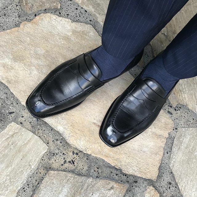 noirlunapug's tweet photo. 神匠
スキンステッチだったり手の込んだ作りでお気に入りの一足です。🤗
が、捨て寸ゼロなので爪先が少しあたります。。。😓
・
#革靴 #靴磨き #鏡面磨き #鏡面仕上げ #シューシャイン #シューケア #神匠 #ingenuity https://t.co/6Z45p93IWH https://t.co/UVjmvrZM3S