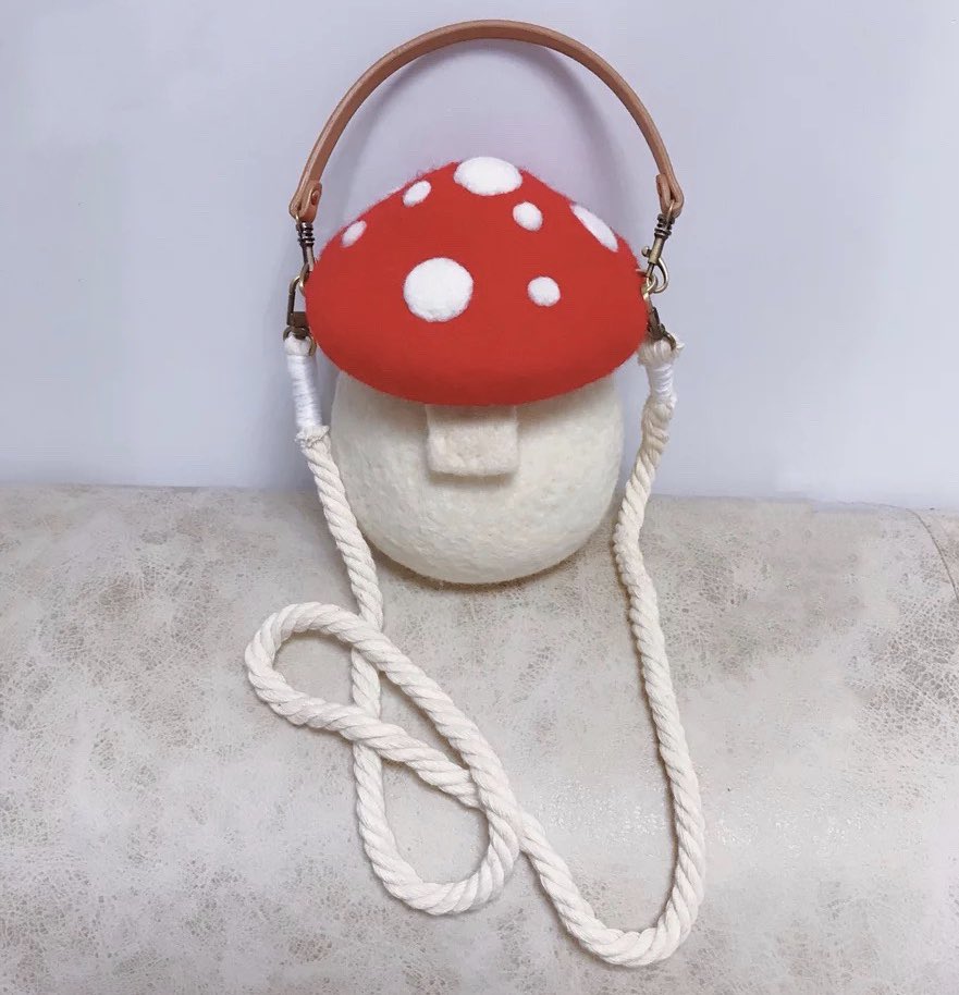初心 新品 手作りきのこバッグ 可愛い可愛い可愛すぎなきのこバッグだ バッグ全体は羊毛フェルトで作ります サイズはあまり大きくないが 小さいので 可愛さが高いでしょう このバッグ 子供でも 大人でも使えます バッグの素材 100 サイズ