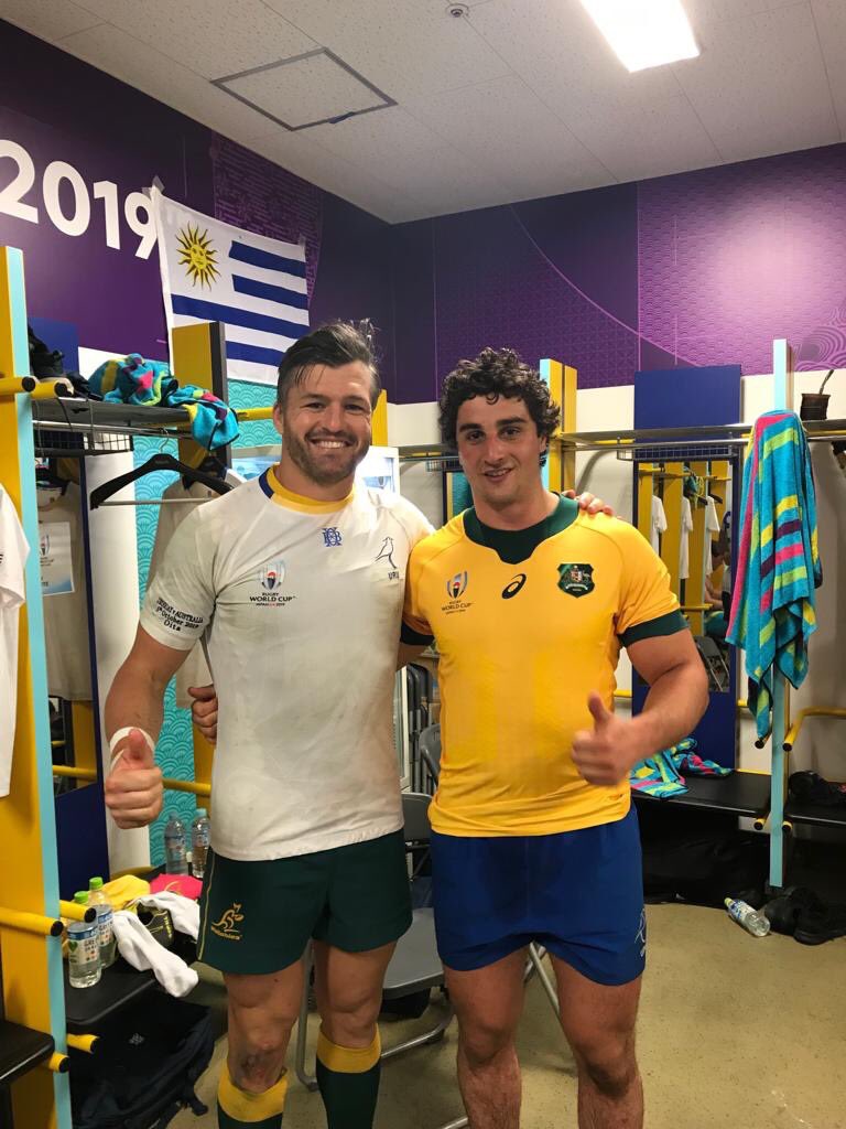 j_chaconmontero's tweet photo. Fue una especie de mini tercer tiempo; @RugbyUruguay y @wallabies compartieron post partido e intercambiaron camisetas, obsequios y charlas. Estas imágenes valen oro. #ElRugbyNosUne🏉 

Imágenes: @RugbyUruguay https://t.co/X5hDrQh6OC