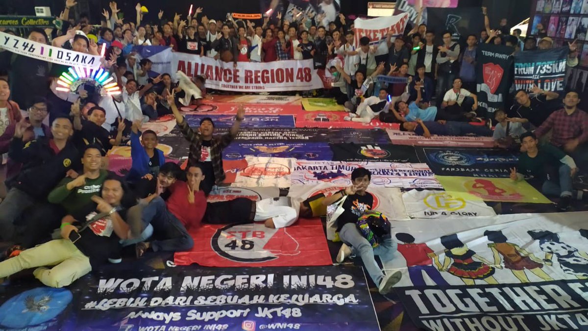 Nyempil tenan flag e😂
Matursuwun buat teman" yg mau ramah tamah sama kami, makasoh buat mas bayu, mas raihan dkk yg membantu akomodasi di Jakarta.
Sampai jumpa di event selanjutnya🙌