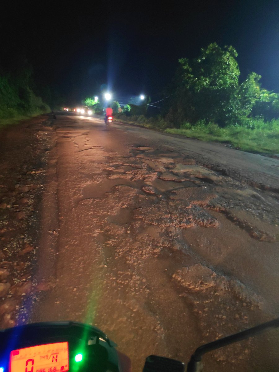 Saurabh2631's tweet photo. The state of NH in Goa, Goa government , We NEED GOOD ROADS ! They have put paver blocks on the main road. What kind of engineers they have hired?? #Potholes #goanroads #goagovtsucks #Shameless @TourismGoa @Goan_Senorita @thegoaneveryday @FCGoaOfficial https://t.co/eXzZ0TawDP