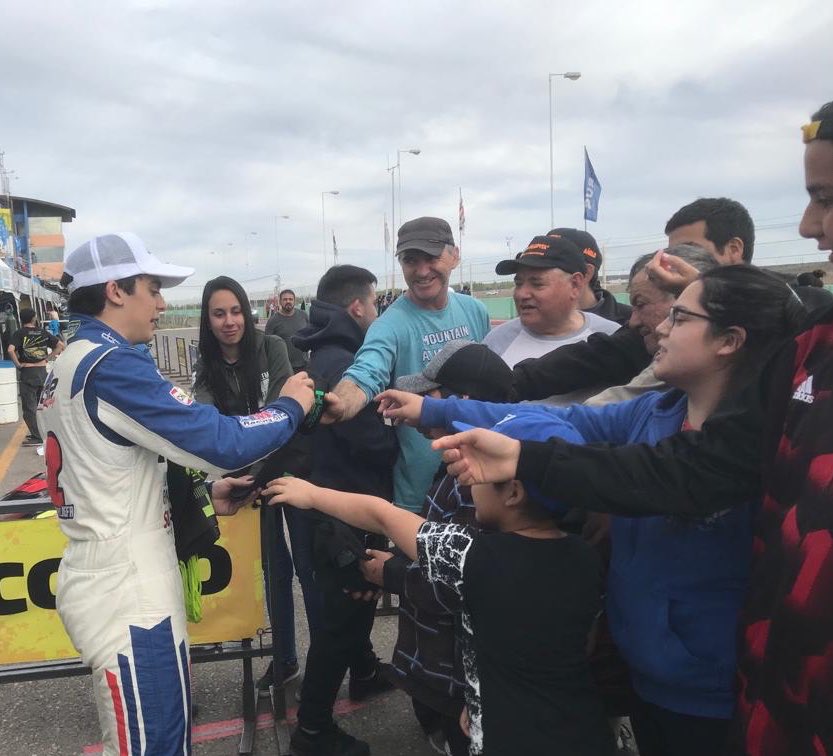 DaniNefa's tweet photo. Mucha gente hoy, de CINCO SALTOS- RN, acercándose al box.
Sigo recibiendo mensajes,de todos mis fans, de fuerzas para mañana. Gracias!#fecha12 #centenario #neuquén #tcmouras Horizonte Seguros #navesaustrales #coirodoleracing #slgroup https://t.co/ks3olzVnCe