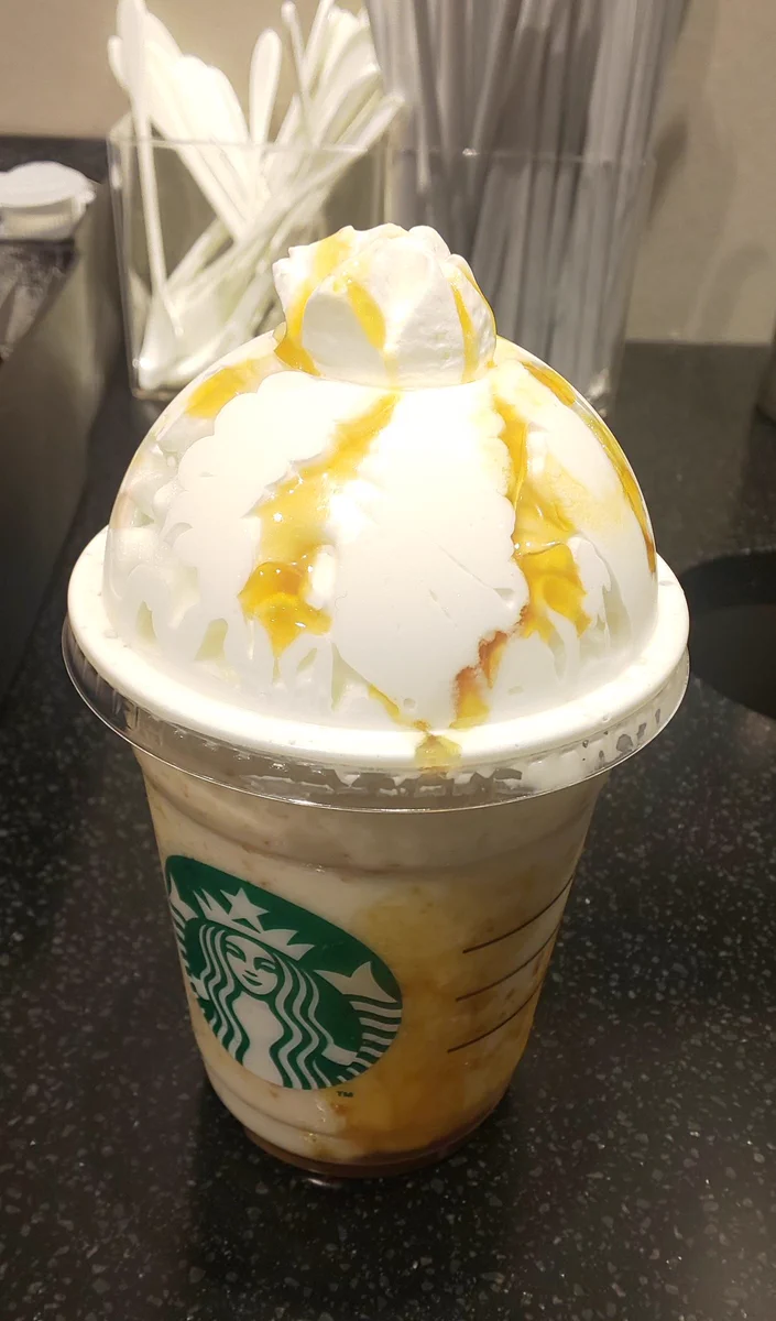 スタバでお芋のフラペチーノを注文したらお姉さんがやっちまった顔をするほど盛りすぎたww