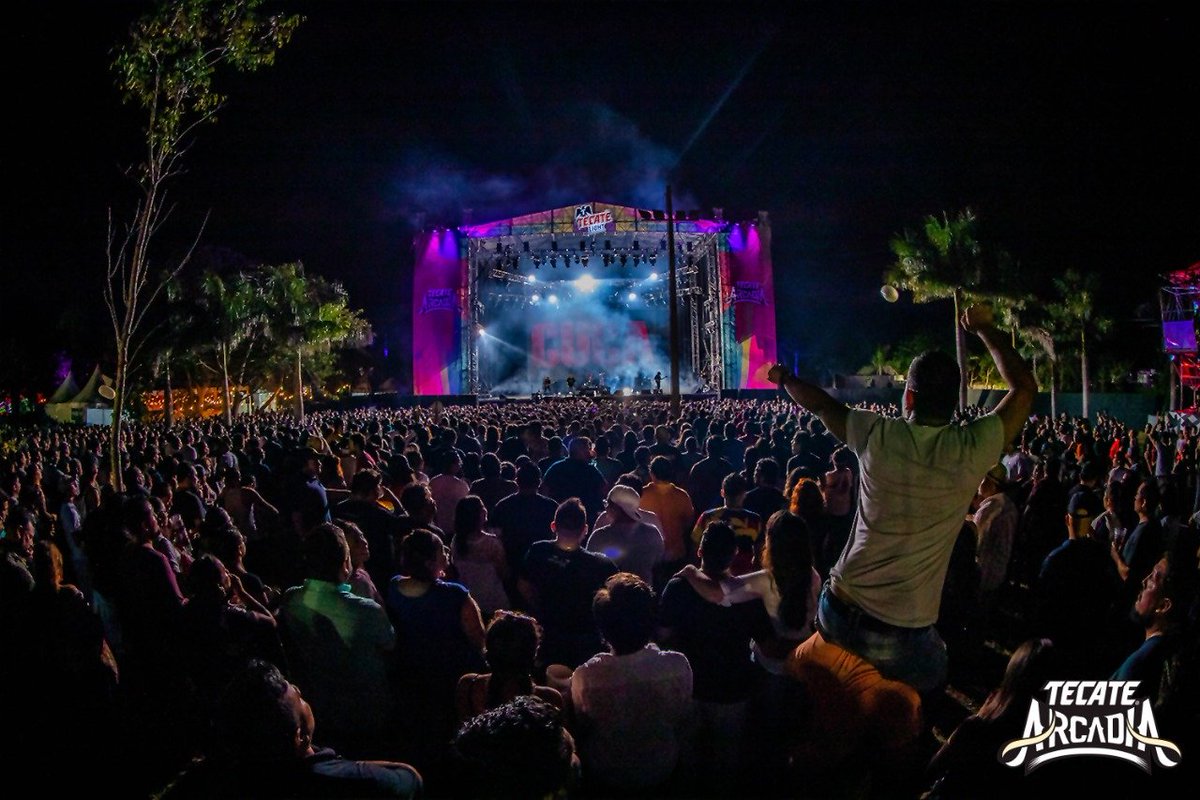 La noche se pinta de colores en #TecateArcadia 🐘