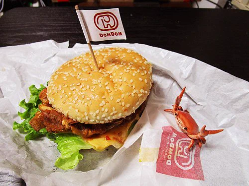 カニを丸々一匹サンド！ドムドムバーガーの期間限定メニュー、カニバーガーが美味しそう！